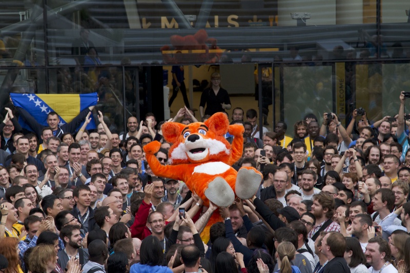File:Summit 2013 foxsurfing.jpg