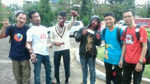 Foto bersama Zombie yang memakai Mozilla